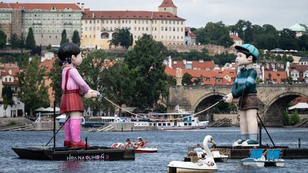 Obrovské panenky ze Squid Game na Vltavě: „Je to jako lodě,“ reaguje úřad