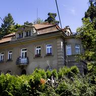 Historizující vila, která sousedí z Teyrovského Slunečním pavilonem.