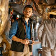 Jonathan Bailey jako Dr. Henry Loomis.