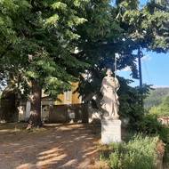 Socha sv. Václava byla z Teyrovského parku v Horních Mokropsích přemístěna ke zdejšímu kostelu.