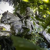 Horní Mokropsy, které jsou dnes součástí Všenor, skrývají nebývalý skvost. Továrník Edmund Teyrovský si ke své letní vile vybudoval v polovině 20. let 20. století na strmém srázu přírodní park, kterému vévodilo triumfální schodiště s jezdeckou sochou Jana Žižky.