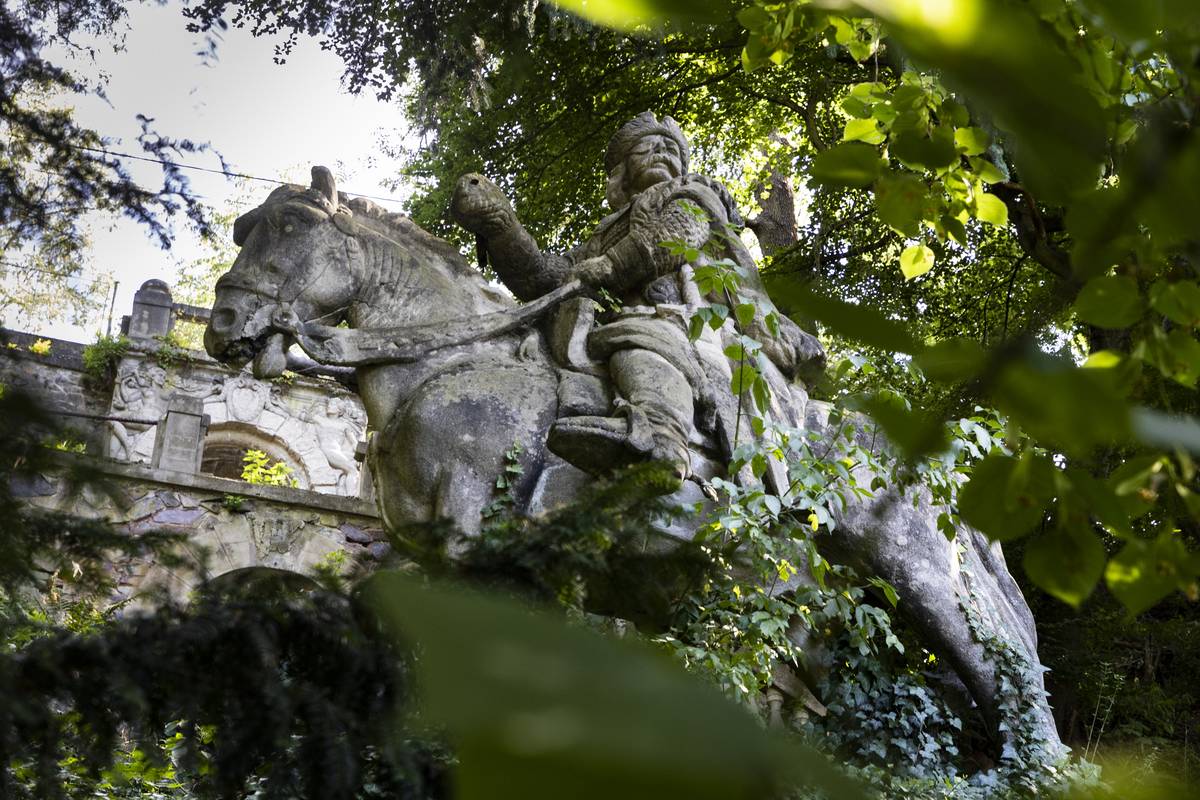 Horní Mokropsy, které jsou dnes součástí Všenor, skrývají nebývalý skvost. Továrník Edmund Teyrovský si ke své letní vile vybudoval v polovině 20. let 20. století na strmém srázu přírodní park, kterému vévodilo triumfální schodiště s jezdeckou sochou Jana Žižky.