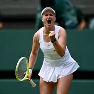 Barbora Krejčíková v areálu All England Clubu obhajuje singlový grandslamový titul.
