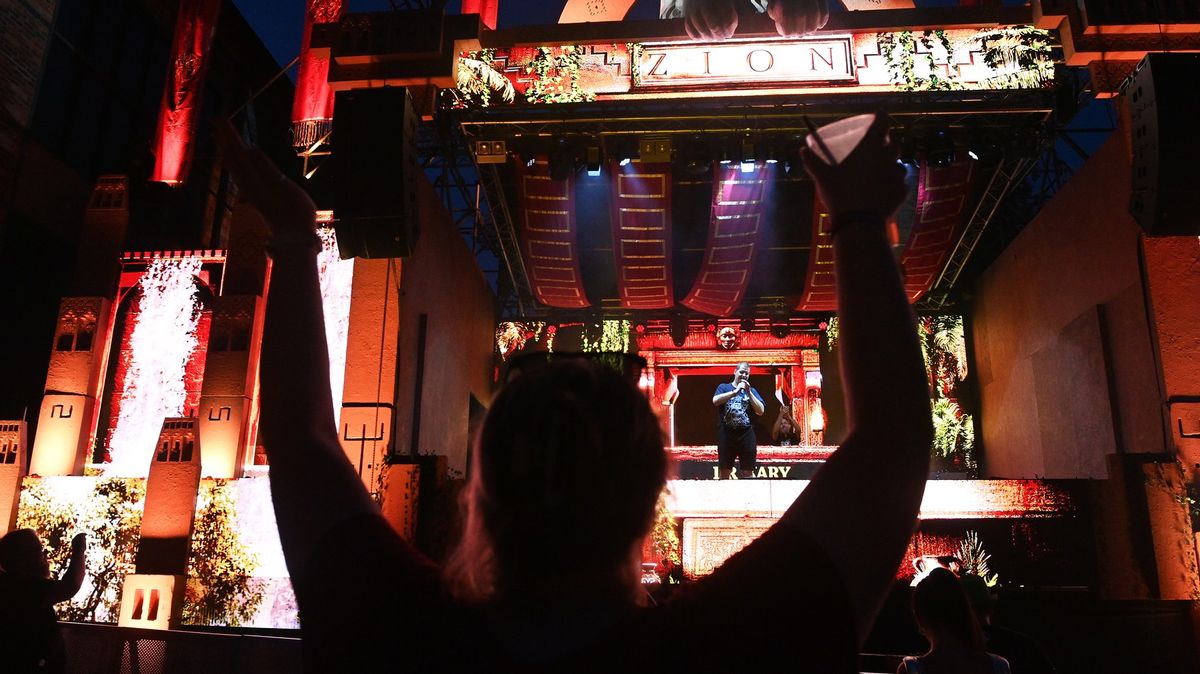 Začaly ostravské Beats for Love. Navzdory vedru přišly tisíce lidí