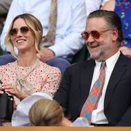 Mezi diváky byl i její krajan Russell Crowe (na snímku se snoubenkou Britney Theriot). 