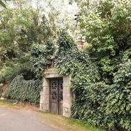 Branka ve zdi oplocení, která umožňuje přístup na točité schodiště.