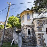 Kolem vily si postupně nechal Teyrovský vybudovat přírodní park zvaný voluptuár, čili jakousi zahradu rozkoší s mnoha drobnými, slohově pestrými zahradními stavbami a sochami či cizokrajnými dřevinami. Jednou ze stavbiček je osmiboký pavilonek v cípu Teyrovského zahrady (ul. Karla Majera).