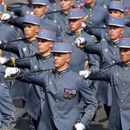 Centrem Paříže tak prošli francouzští vojáci, četníci, policie i hasiči, doplnila je vozidla a jízdní jednotky. (Příslušníci francouzské vojenské školy Ecole Militaire des Aspirants de Coetquidan EMAC, 14. července v Paříži.)
