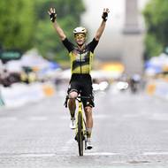 Králem poslední etapy se stal Belgičan Wout van Aert, který Pogačara udolal v úzkých uličkách Paříže. Ale celkový triumf Slovinec uhájil.