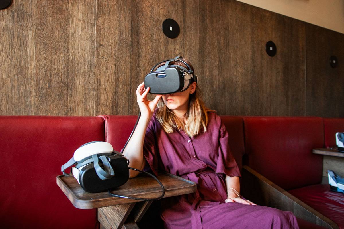 Sbírka fotografií ze sekce virtuální reality na výstavě v Národním muzeu.