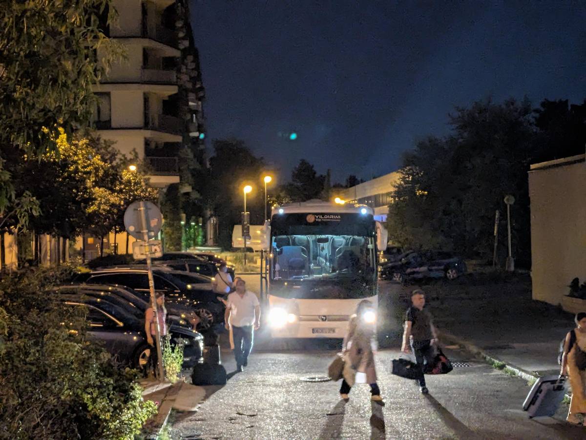Autobus právě přivezl další várku hostů.