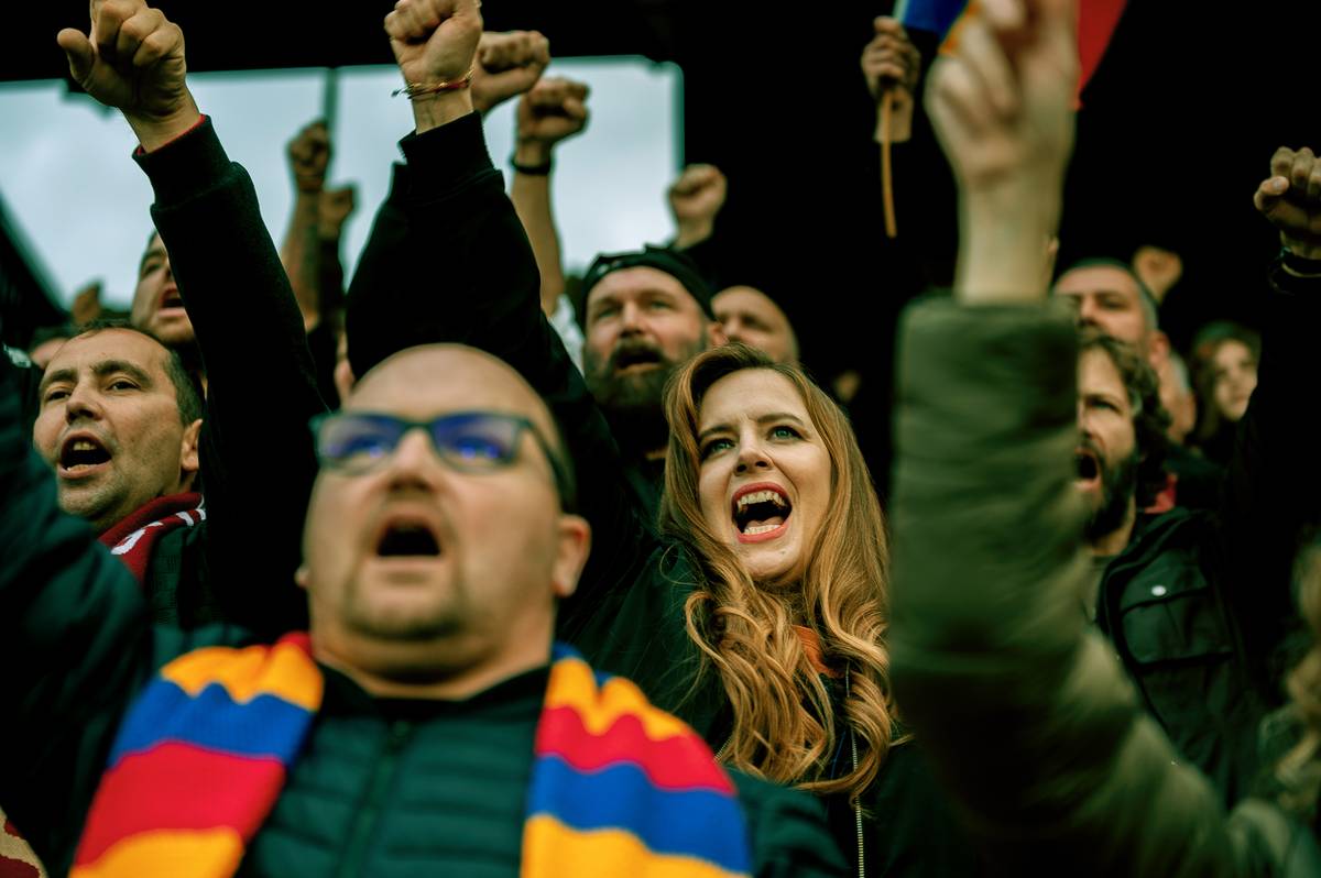 Na fotografii z filmu Kouzlo derby, který ve čtvrtek začnou promítat kina, je Petra Nesvačilová jako Markéta.