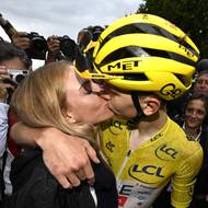 Počtvrté slavil triumf na Tour slovinský cyklista Tadej Pogačar. V cíli ho hned oslavil polibkem s přítelkyní a cyklistkou Urškou Žigartovou.