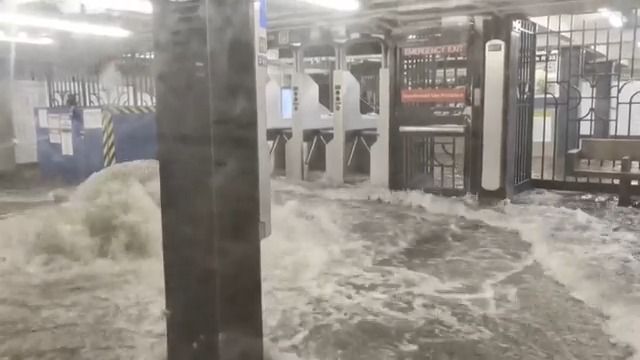 Video: Gejzír vody. Blesková povodeň v newyorském metru