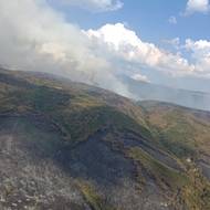 Tamní ministerstvo vnitra v prohlášení popsalo situaci v zemi  v souvislosti s požáry jako „dynamickou a těžkou“.