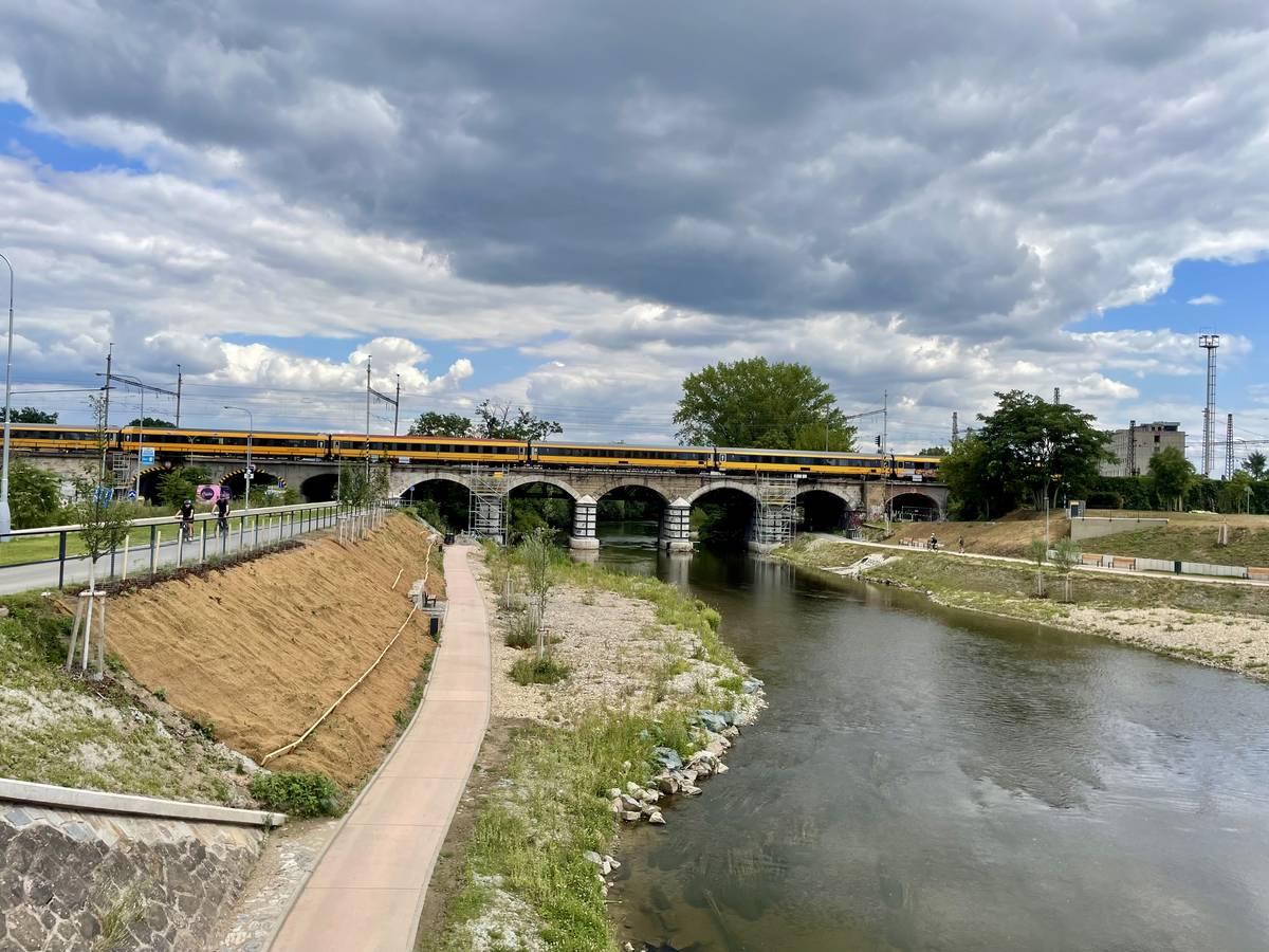 Nová náplavka v Brně u řeky Svratky začíná nedaleko Uhelné ulice u železničního viaduktu.