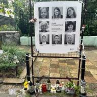 Lidé dodnes na místo nosí svíčky i plyšáky.