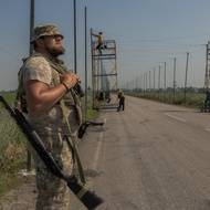 Drony FPV (First Person View – bezpilotní letouny, které umožňují pilotovi ovládat dron z pohledu první osoby) již vážně zranily několik jeho mužů. Někteří jsou proto vyzbrojeni brokovnicemi, aby je mohli sestřelit.