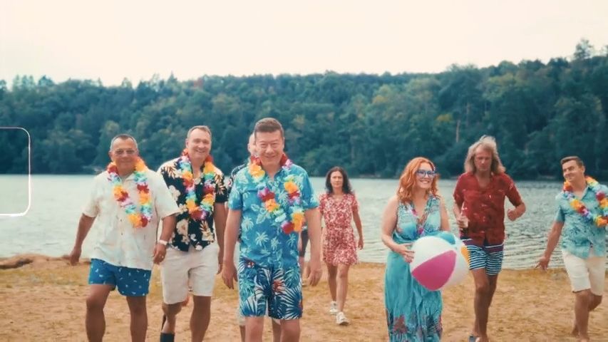 Okamura v hippies videu veze „správný lidi“. Asi rasisty a fašisty