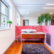 Mnohé jednotky vznikly spojením dvou bytů nebo jako nástavby na panelácích z 90. let.