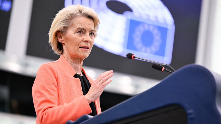 Cla na zboží z EU přitvrdí, Brusel ale zatím s odvetou vyčkává