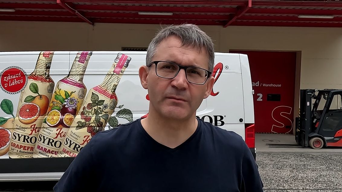 Odešel z korporátu a začal vyrábět bezové sirupy. Prodává je po celém Česku