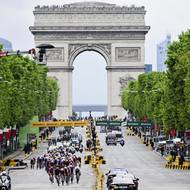 Cyklisté se proháněli i u Vítězného oblouku, který dal postavit Napoleon Bonaparte jako památku svého vítězství v bitvě u Slavkova v roce 1805.