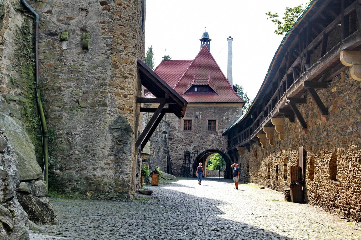 Hrad Szocha - nádvoří.