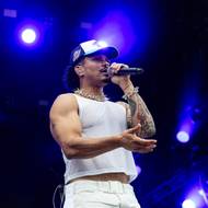 ... nebo teprve několik měsíců starou baladu Omluva, na kterou si přinesl stojan s mikrofonem až na kraj vyvýšeného mola.