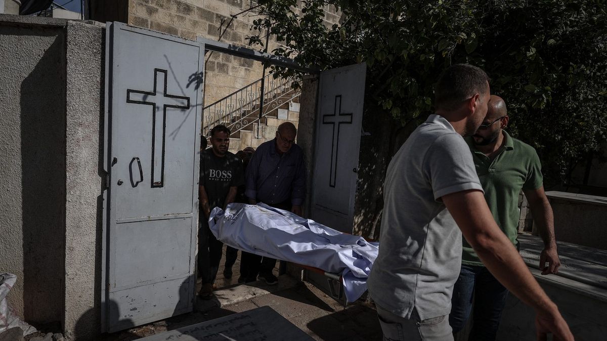 Izrael v Gaze zasáhl katolickou farnost, tři mrtví. Trump volal Netanjahuovi