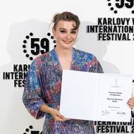 Pak ještě ocenění zapózovali znovu před fotostěnou. Herečka Kateřina Falbrová ze Sbormistra…