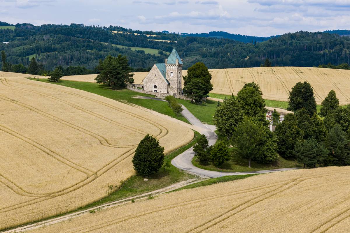 Výlet můžete zahájit u kostela svatého Michaela Archanděla ve Vítochově, který patří k nejstarším sakrálním stavbám na Moravě a údajně je hned po Velehradě nejstarší moravskou svatyní.