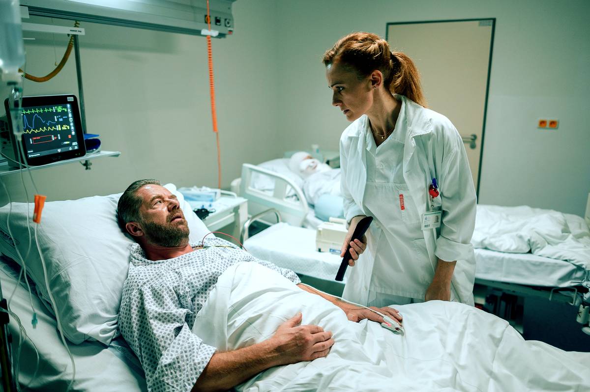 Jiří Langmajer jako rozhodčí Kraus a ošetřující lékařka v podání Petry Bučkové.