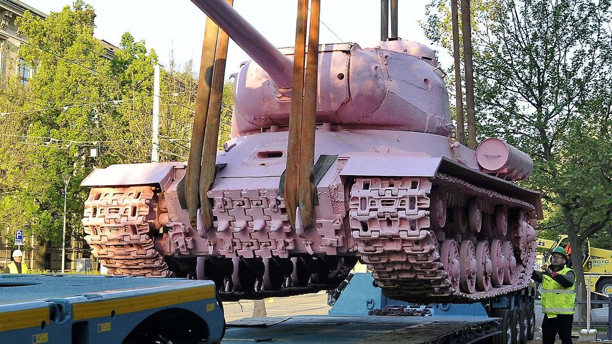 Evropa má armády bez kol, nezvládá převézt ani vlastní tanky