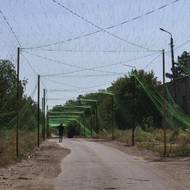 Někteří lidé se s neustálou hrozbou učí žít. „Když řídím auto a mám dojem, že na mě zaútočí dron, otevřu všechna okénka, abych předešla tomu, že mě zasáhnou střepy,“ řekla AFP pětačtyřicetiletá servírka Olha.