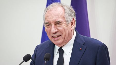 Francie hledá úspory. Premiér navrhuje zrušit státní svátky