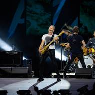 Sting se pozdě večer představil jen v triu s kytaristou Dominicem Millerem a bubeníkem Chrisem Maasem.