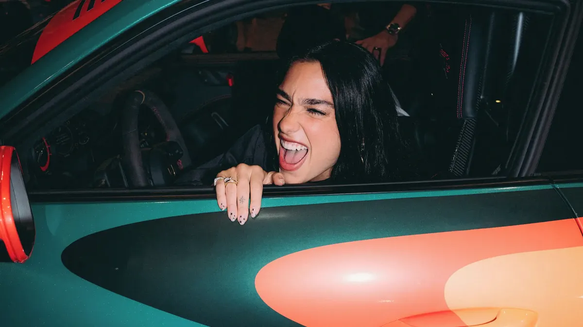 Dua Lipa žaluje Samsung o 15 milionů dolarů kvůli použití její fotografie