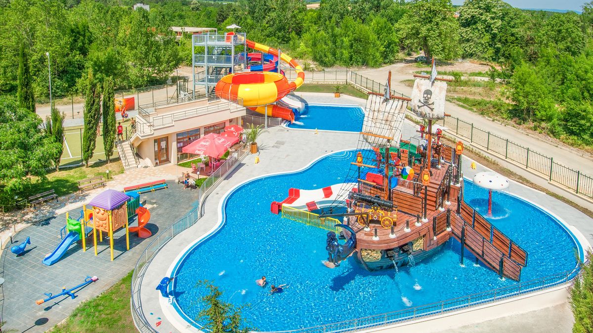 K moři, ale do českého resortu. Cestovky nakupují hotely v cizině