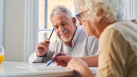 Riziko Alzheimerovy nemoci lze snížit skoro o polovinu. Křížovky vám ale nepomohou