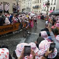 Počasí dojezdu slavného závodu moc nepřálo. Ale stejně ho sledovaly tisíce fanoušků.