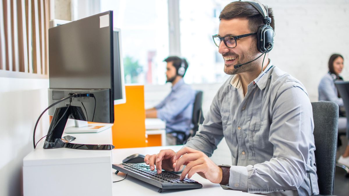 Peklo na zákaznické lince. Místo umělé inteligence nám vraťte člověka