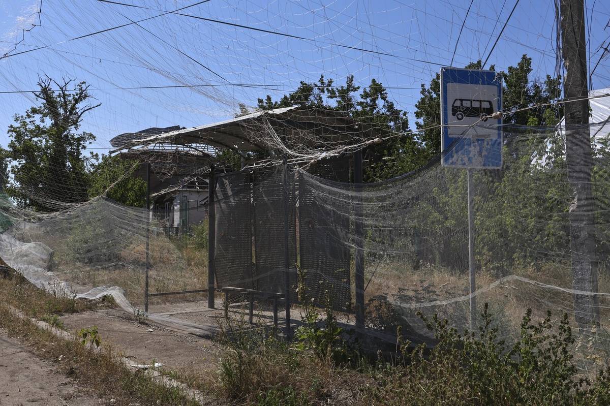 „Přecházíme do takzvané války s drony,“ říká 27letý velitel ženijní brigády Denis reportérům agentury AFP. Zatímco ruská invaze probíhá již čtvrtým rokem, civilisty i armádu ohrožují roje levných dronů, které lze snadno sehnat a vybavit smrtícími výbušninami.
(Autobusová zastávka chráněná protidronovými sítěmi ve městě Orichiv v Záporožské oblasti na Ukrajině, 15. července.)