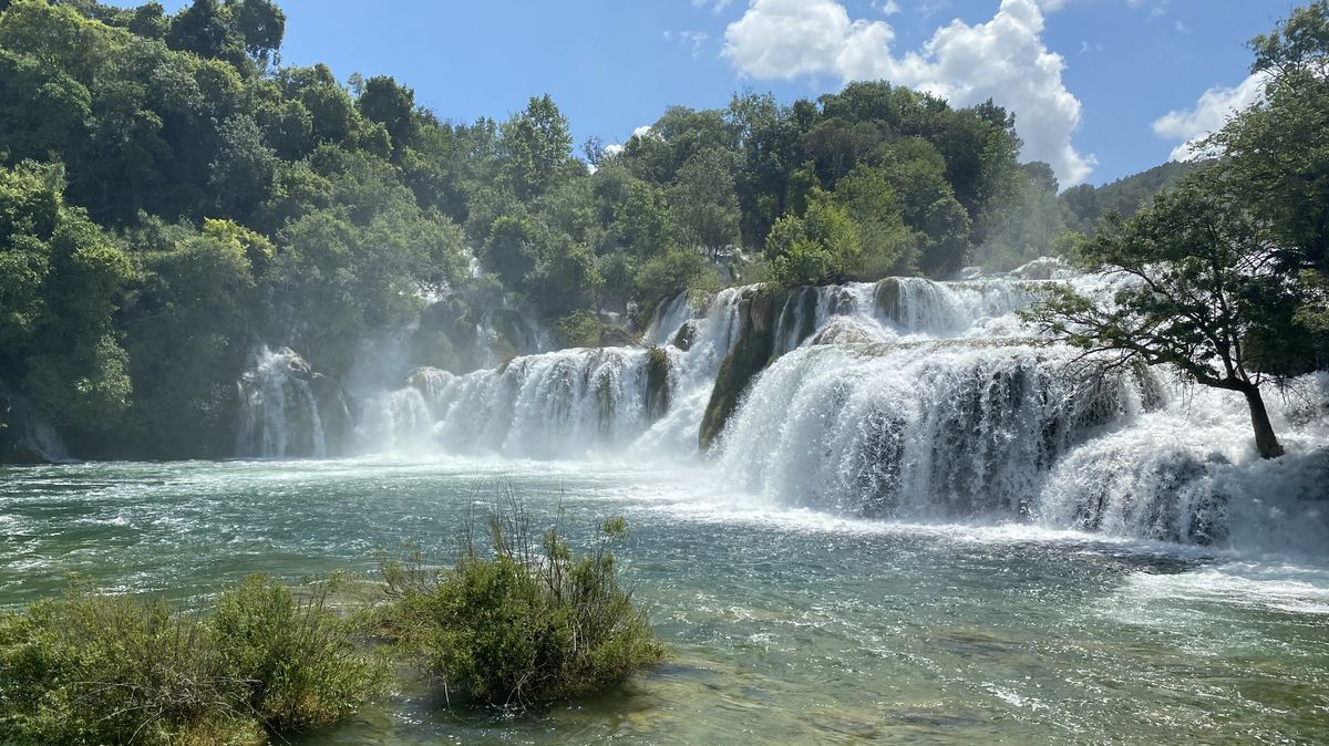 Mořské laguny, jezera s vodopády i skalnaté hory. Chorvatsko je země národních parků