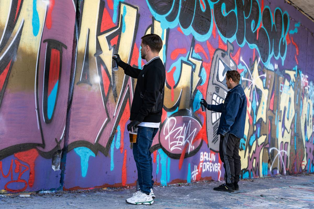 Na fotografii z filmu Džob, který tento čtvrtek začínají promítat kina, jsou Jiří Mádl jako Michal Kolman a Tomáš Vorel mladší v roli Petra Kocourka.