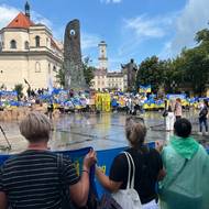 Rodiny lvovských vojáků, kteří skončili v ruském zajetí, na setkání v centru města.