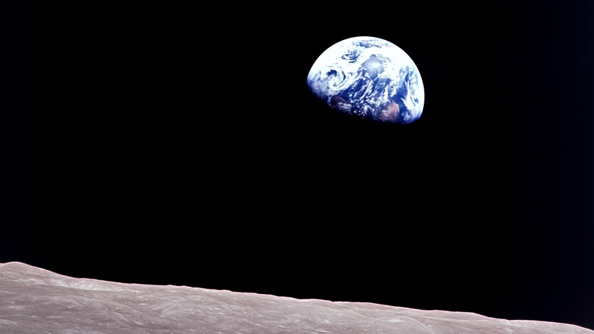 V románu Orbity dělí astronauty od smrti centimetry