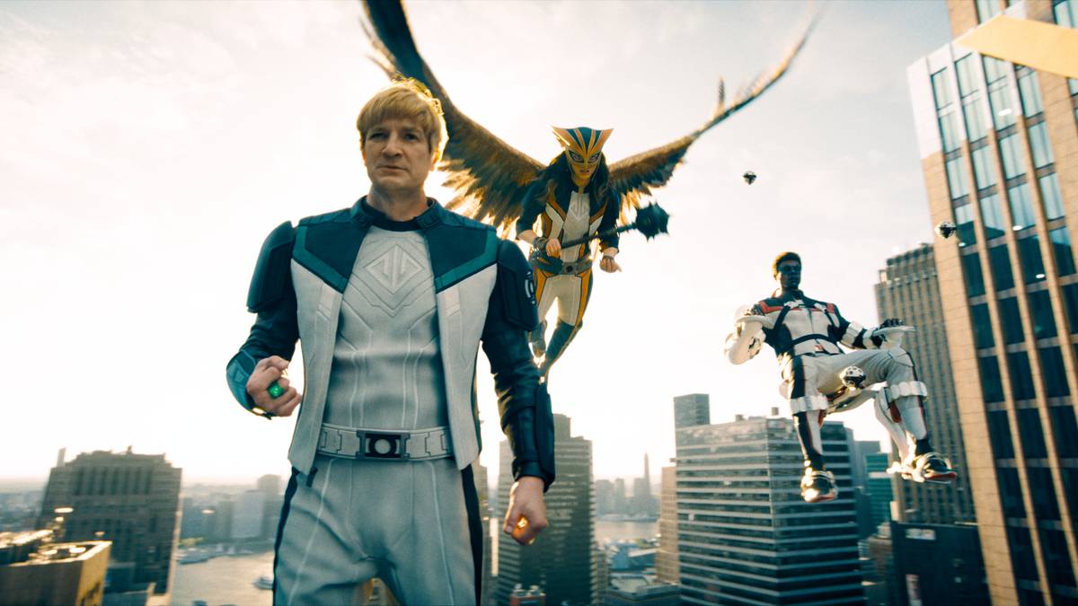 Nathan Fillion jako Green Lantern, Isabela Merced coby Hawkgirl a Edi Gathegi v roli Michaela Holta.