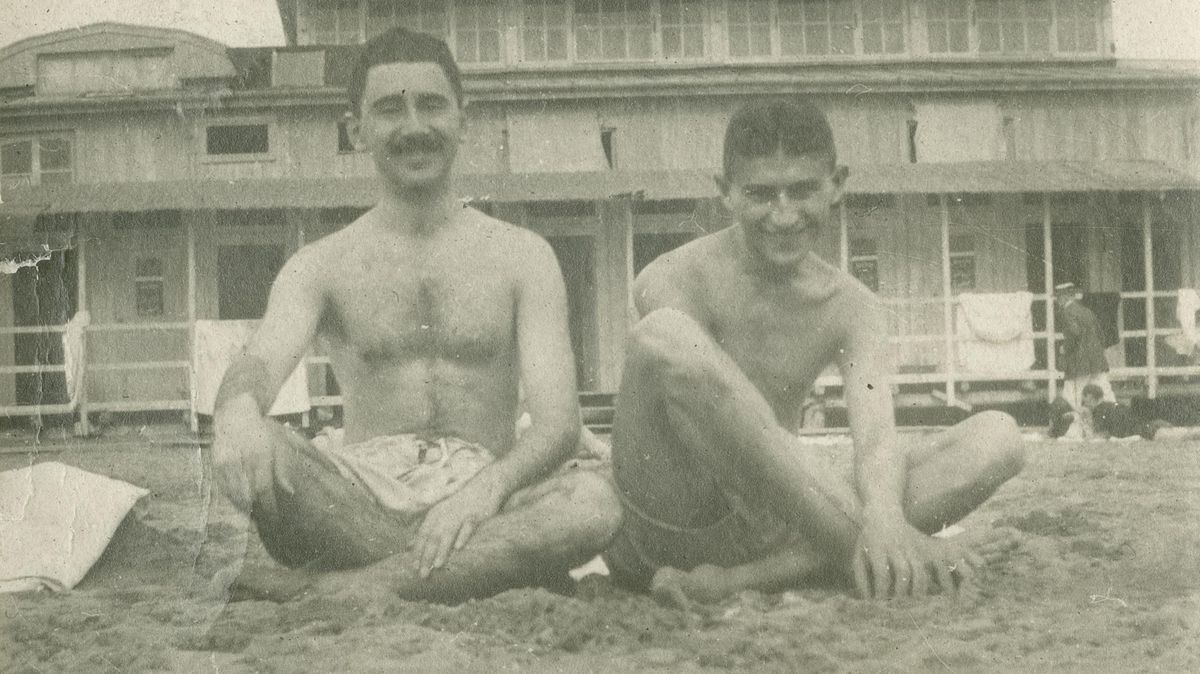Krajiny se nezmocníš, dokud s ní nenavážeš spojení koupelí, říkal Franz Kafka