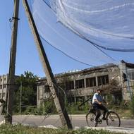 „Když dron narazí do sítě, dojde ke zkratu a nemůže pak zaměřit na vozidla,“ vysvětluje Denis.